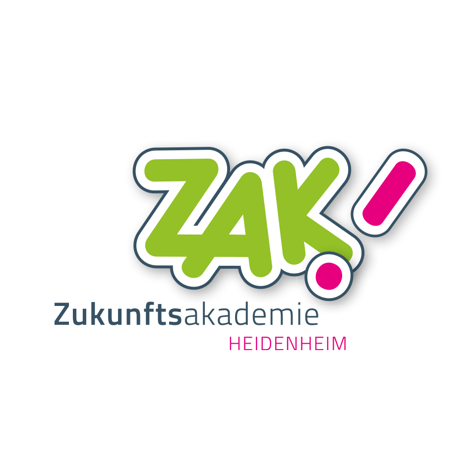 Logo für die Zukunftsakademie Heidenheim mit dem stilisierten grünen Schriftzug ZAK! sowie einem rosa Ausrufezeichen und einem rosa Kreis.